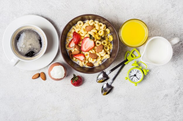 Ausgewogenes traditionelles Frühstückskonzept. Vollkornringe, Kaffee, Orangensaft und Ei.