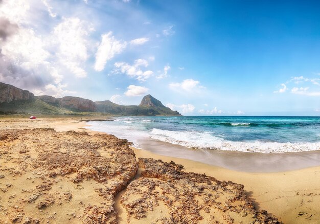 Ausgezeichnete Meereslandschaft am Strand von Isolidda in der Nähe des Kaps San Vito