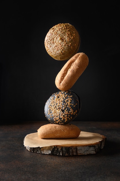 Ausgleichende Zusammensetzung von gesundem glutenfreiem Brot mit Buchweizen-Holzkohle und Spirulina