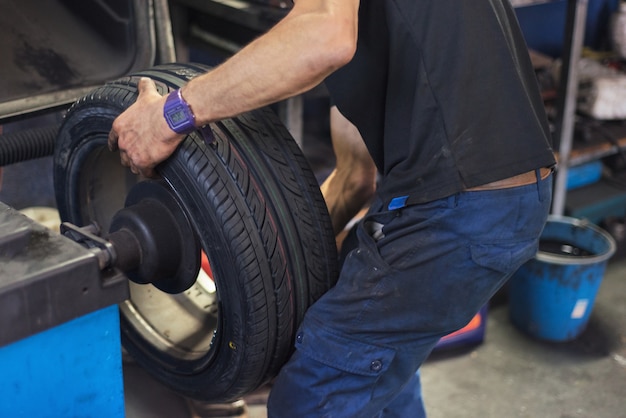 Foto ausgleichendes autorad des automechanikers