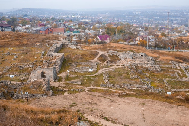 Ausgrabungen der antiken griechischen Stadt Pantikapaeum. Blick vom Berg Mithridates auf die Krim, Kertsch.
