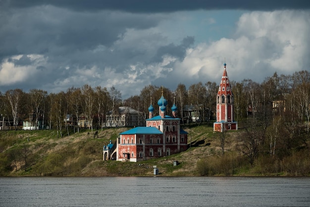 Auslaufen des Volka-Flusses in der Region Tutaev Jaroslawl