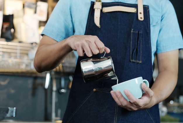 Auslaufende Milch Barista in einer Kaffeetasse.