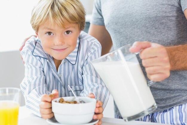 Foto auslaufende milch des vaters für sohngetreide