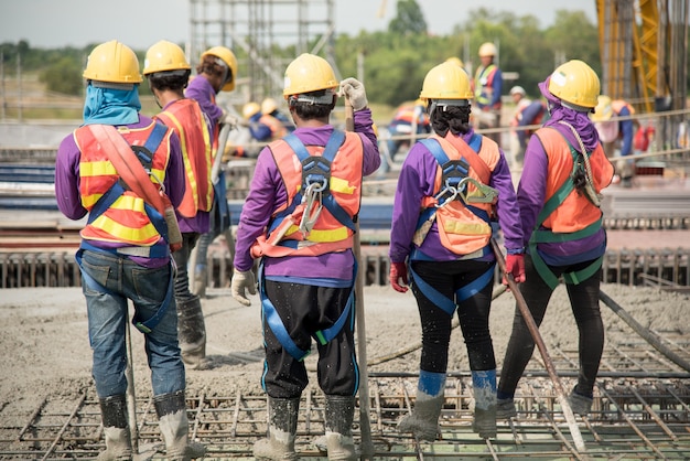 Auslaufender Beton des Bauarbeiters