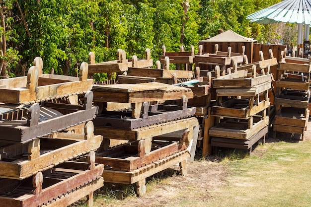 Ausrangierte alte Sonnenliegen aus Holz Vintage-Sonnenliegen zum Recycling