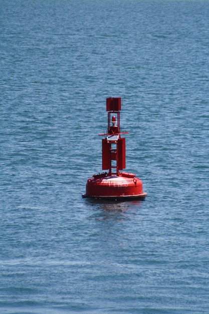 Foto ausrüstung, die im meer schwimmt