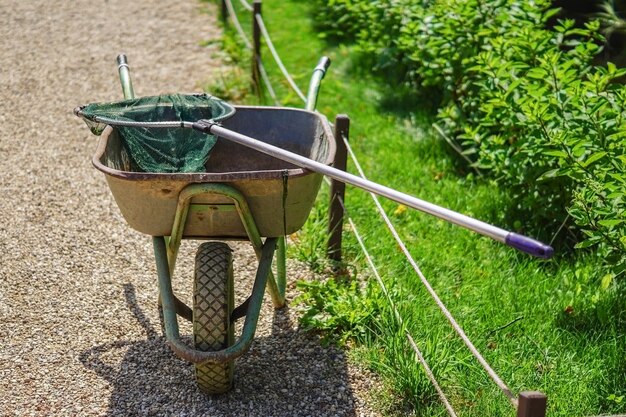 Foto ausrüstung für gärtner - rollkarre und schaufelnetz