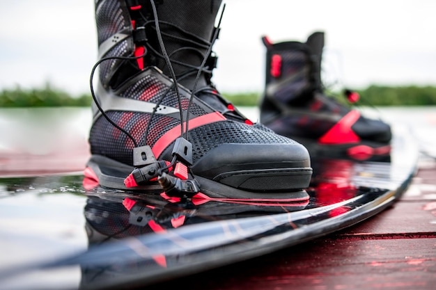 Foto ausrüstung für wakeboarding board und schuhe für wassersport