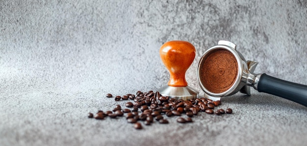 Ausrüstung in einem Café von Barista Coffee Tool Portafilter mit Tamper und gerösteten Kaffeebohnen