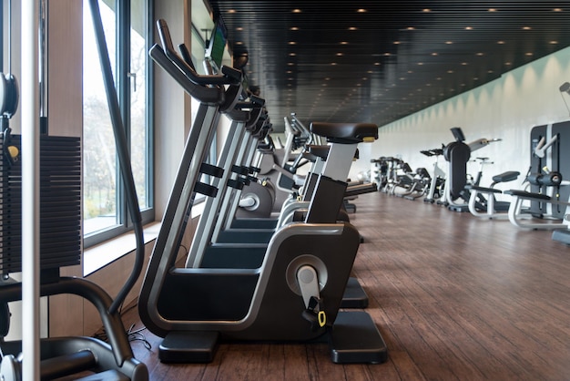 Ausrüstung und Maschinen im modernen Fitnessraum Fitnessraum