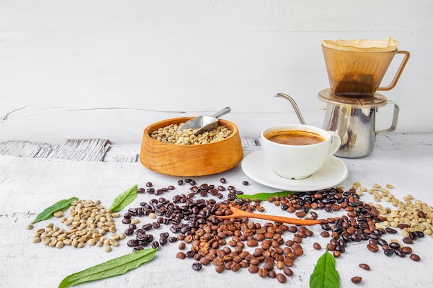 Ausrüstung zum Aufbrühen von Kaffeedrift und Kaffeebohnen mit einer Tasse Kaffee