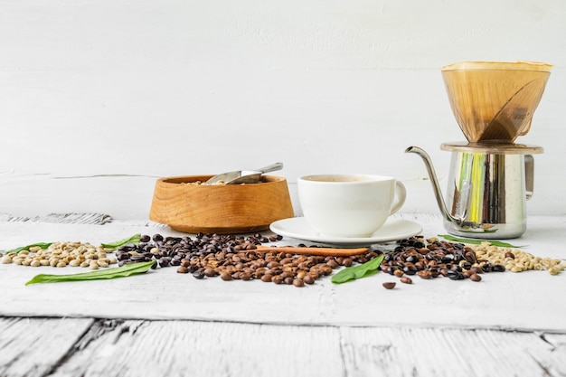 Ausrüstung zum Aufbrühen von Kaffeedrift und Kaffeebohnen mit einer Tasse Kaffee