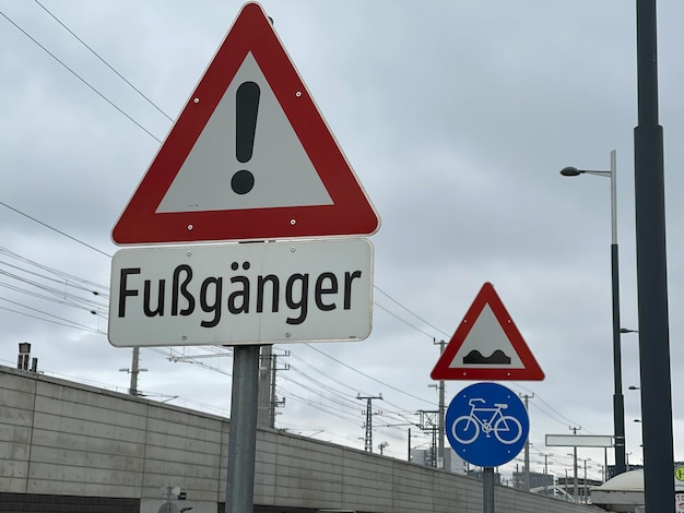 Ausrufezeichen Verkehrszeichen auf der Straße in Europa