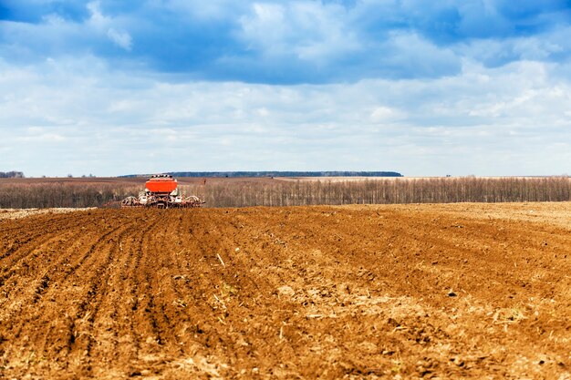 Aussaat von Getreide Frühling alter Traktor, der im Frühjahr Weizen liefert