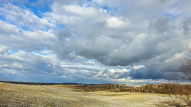 Aussaatzeit in der Ukraine während des Krieges Vorbereitung der Felder für die Aussaat von Getreide Blauer Himmel gepflügtes Land Terror