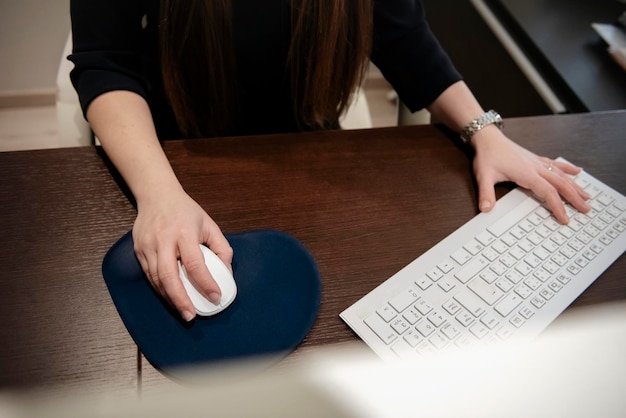 Ausschnitt aus Besprechung, Bürofoto, Lesevereinbarung, Fachliteratur studieren