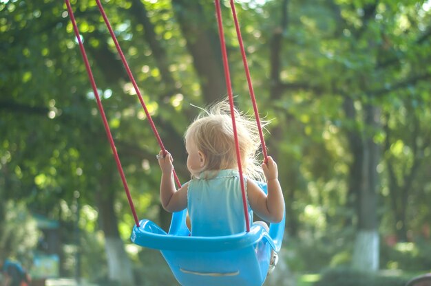 aussen mutter gesichtsausdruck blond kleinkind freiheit frei lustig jahre 34 weiblich sittin