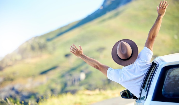Foto außen rücken und fenster im auto freiheit und arme für die reise road trip und hut für den urlaub im sommer reise hände und fahren im morgen und tür des fahrzeugs person und abenteuer in texas