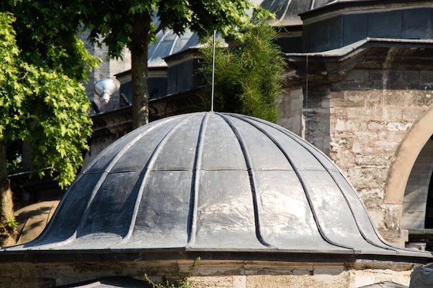 Außenansicht der Kuppel in der osmanischen Architektur in Istanbul, Türkei