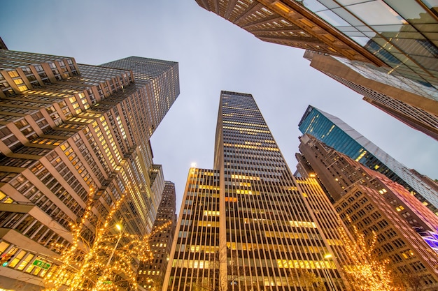 Außenansicht der modernen Midtown-Wolkenkratzer von der Straße bei Nacht - New York City.