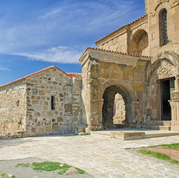 Außenansicht der Ruinen des georgisch-orthodoxen Klosters Jvari