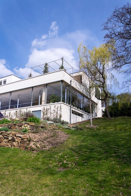 Außenansicht der Villa Tugendhat des Architekten Ludwig Mies van der Rohe, erbaut 1929-1930, modernes funktionalistisches Architekturdenkmal, Brünn, Mähren, Tschechische Republik, UNESCO-Weltkulturerbe