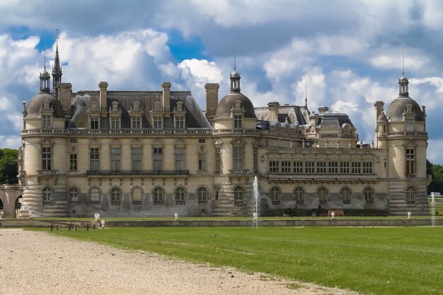 Außenansicht des berühmten Chantilly Castle 1560, einem historischen Schloss in der Stadt Chantilly Oise Picardie