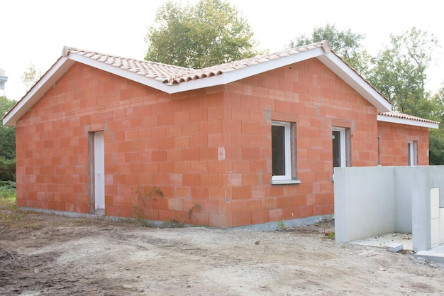 Außenansicht des neuen Einfamilienhauses im Bau