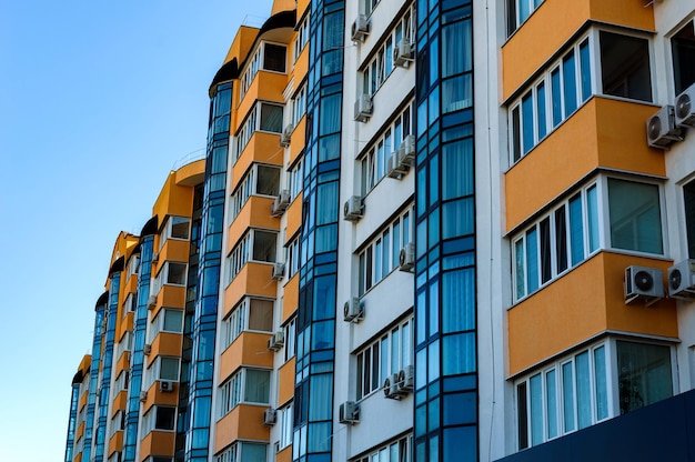 Außenansicht eines modernen mehrstöckigen Wohnhauses Fassadenfenster und Balkone