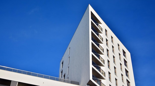 Außenansicht neuer Wohngebäude vor blauem bewölktem Himmelshintergrund Keine Menschen