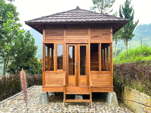 Außenarchitektur: Modernes Stelzenhaus aus Holz mit Stegterrasse, gebaut in den indonesischen Bergen