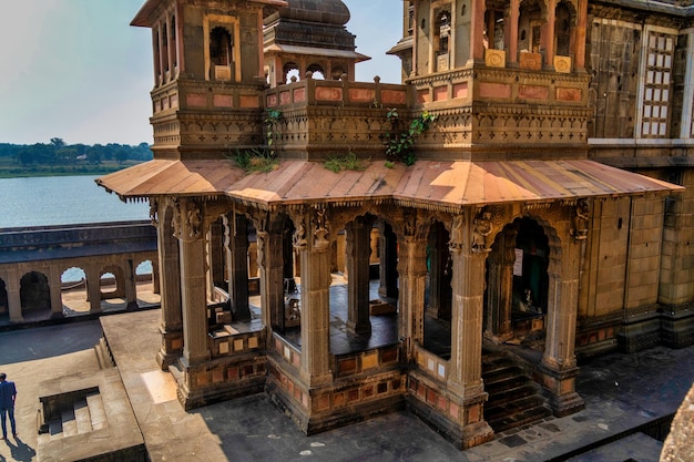 Außenaufnahmen des malerischen touristischen Wahrzeichen Maheshwar Fort und Tempel in Madhya Pradesh in Indien Dieses Denkmal befindet sich am Ufer des Flusses Narmada