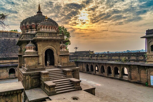 Außenaufnahmen des malerischen touristischen Wahrzeichen Maheshwar Fort und Tempel in Madhya Pradesh, Indien Dieses Denkmal befindet sich am Ufer des Flusses Narmada