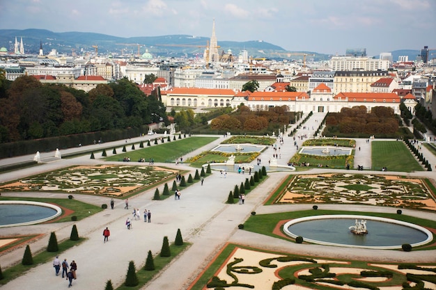 Außendekoration, Kunstdesign und Gartenarbeit des Schlosses Belvedere oder des Museums des historischen Gebäudekomplexes des Schlosses für Österreicher und ausländische Reisende, die am 24. September 2019 in Wien, Österreich, reisen