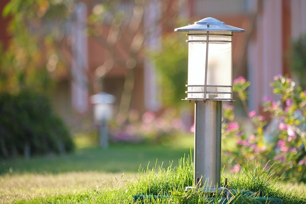 Außenlampe auf dem Hofrasen für die Gartenbeleuchtung im Sommerpark