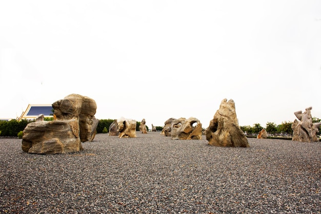 Außenlandschaft Gartenarbeit Steindesign auf Felskies im Gartenpark für thailändische Reisebesuche im Wat Buddha Saeng Tham und Dharma-Übungsbürozentrum in Nong Khae in Saraburi Thailand