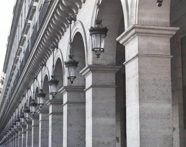 Foto außenlaternen auf paris-straßen während des tageslichts