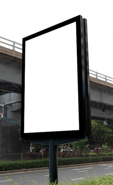 Außenmast-Werbetafel mit Mock-up-Weißbildschirm auf Stadtansichtshintergrund und Beschneidungspfad