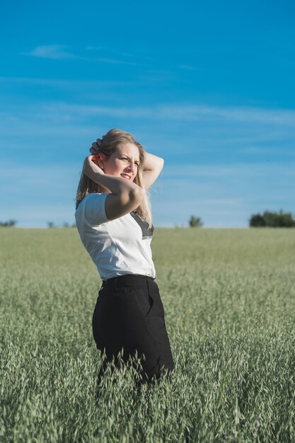 Foto außenporträt einer schönen frau mit mohnblumen in einem weizenfeld.