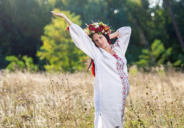 Außenporträt einer schönen schwangeren ukrainischen Frau