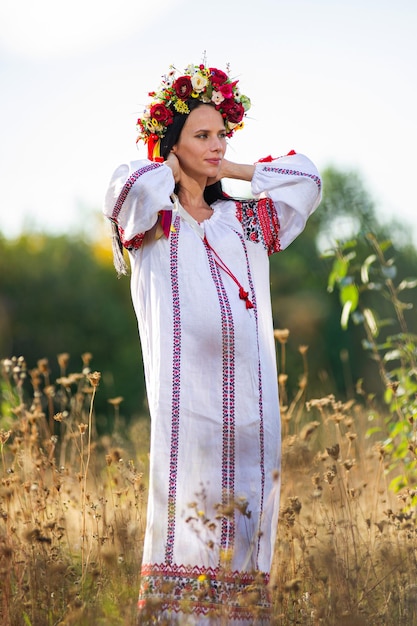 Außenporträt einer schönen schwangeren ukrainischen Frau