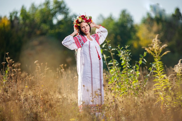 Außenporträt einer schönen schwangeren ukrainischen Frau