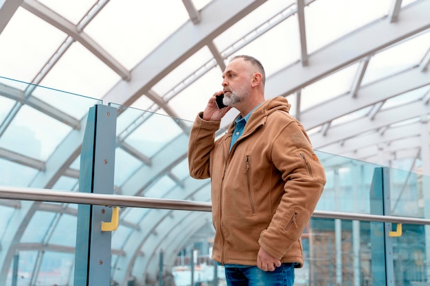 Außenporträt eines unglücklichen Mannes, der in einer Großstadt in England telefoniert