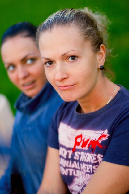 Foto außenporträt von zwei hübschen frauen