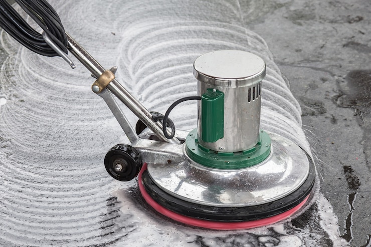 Foto außenschwarzstein-bodenreinigung mit poliermaschine und chemikalie