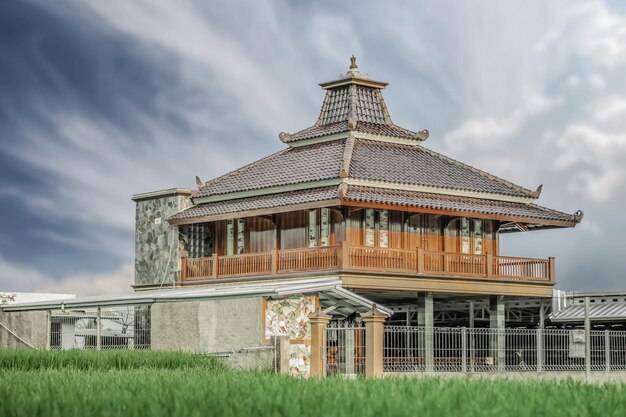 Foto außenseite des gebäudes auf dem feld gegen den himmel