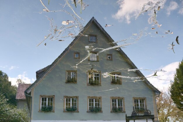 Außenseite des Hauses gegen den Himmel