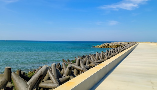 Außenseitiger Wellenbrecher an der Küste und Blick auf das Meer