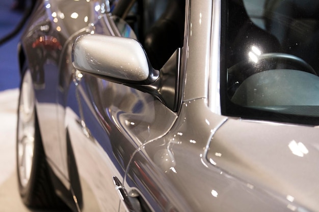 Außenspiegel an einem modernen Luxussportwagen